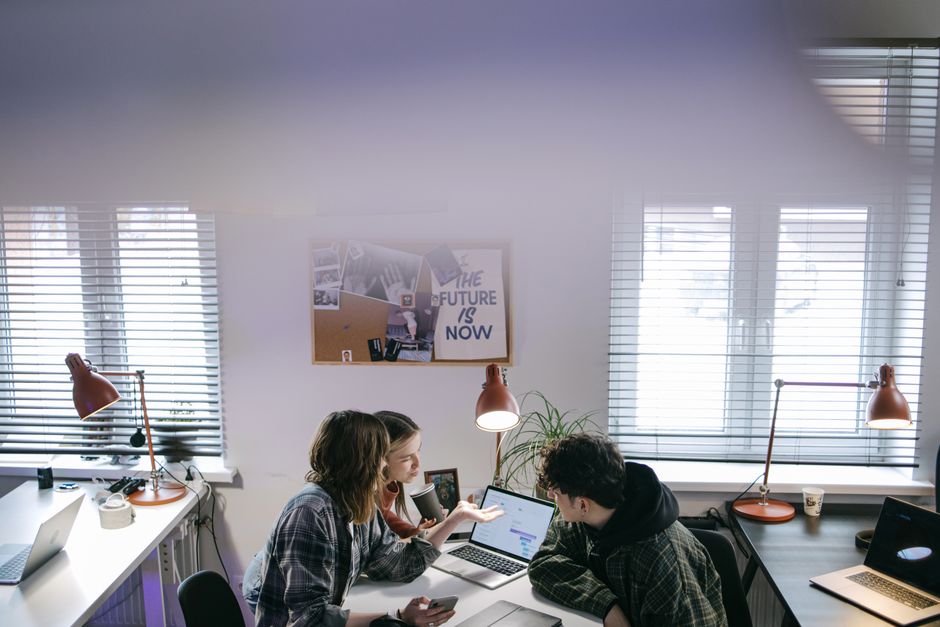 Equipo de una empresa trabajando conectado en su oficina
