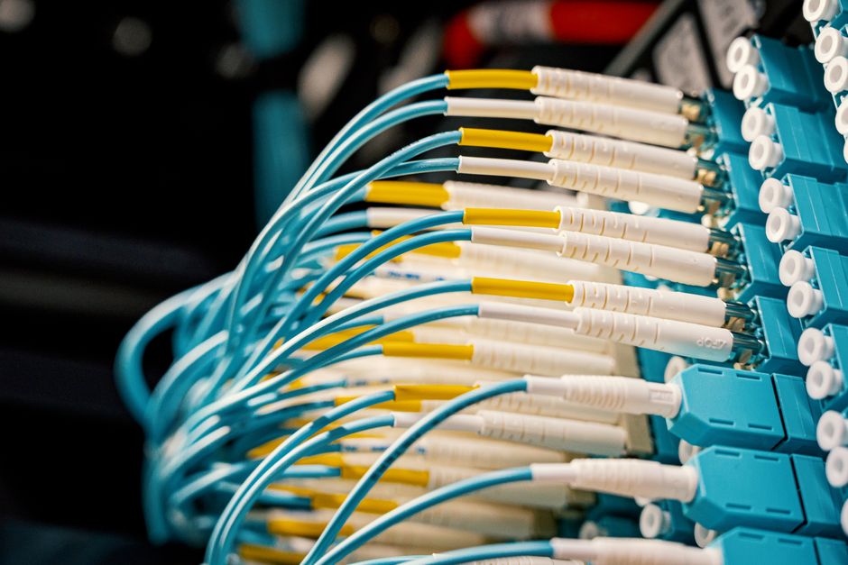 Fibra óptica de alta velocidad conectada en un panel de red