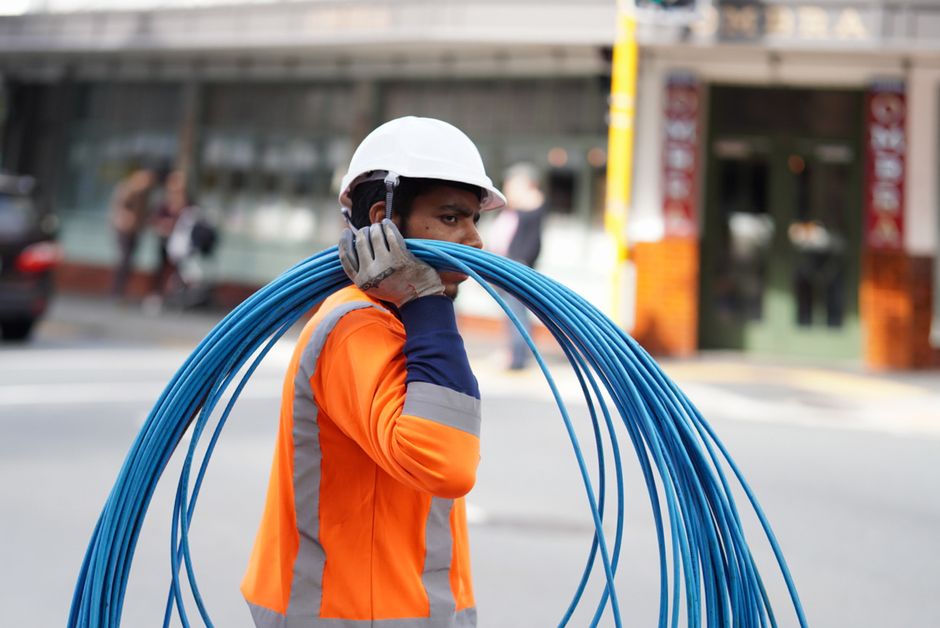 Técnico instalando fibra óptica en un hogar