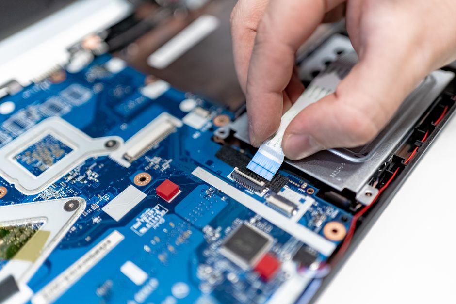 Técnico haciendo mantenimiento a un computador