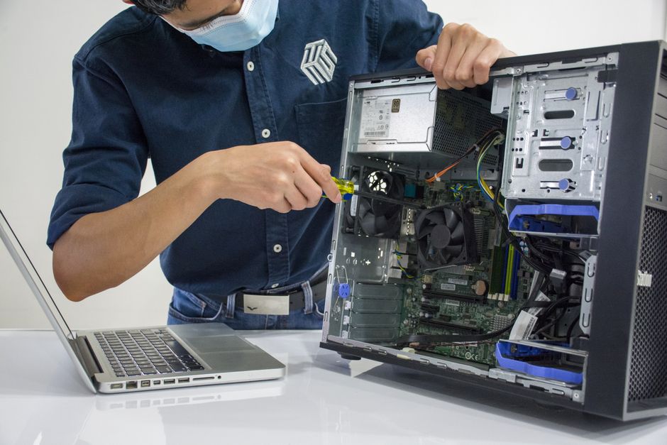 Técnico realizando servicio técnico a un computador